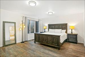 una camera da letto con un letto grande e uno specchio di Kahler Mountain Club a Leavenworth