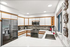 una cucina con armadietti in legno ed elettrodomestici in acciaio inossidabile di Kahler Mountain Club a Leavenworth