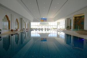 Babylon Rotana Hotel内部或周边的泳池
