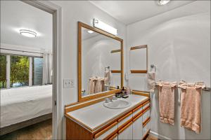 un bagno con lavandino e specchio di Kahler Mountain Club a Leavenworth