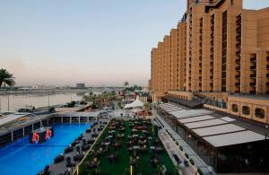 バグダッドにあるBabylon Rotana Hotelのプール付きのショッピングモールのオーバーヘッドビュー