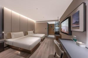 Μια τηλεόραση ή/και κέντρο ψυχαγωγίας στο Atour Hotel Qingdao North Station Zhenhua Road