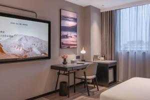Ένα ή περισσότερα κρεβάτια σε δωμάτιο στο Atour Hotel Qingdao North Station Zhenhua Road
