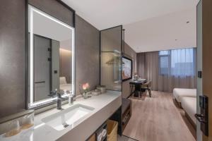 Ένα μπάνιο στο Atour Hotel Qingdao North Station Zhenhua Road