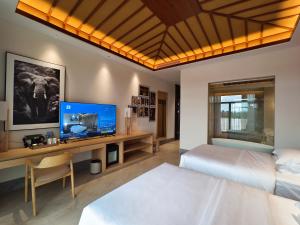 TV a/nebo společenská místnost v ubytování MonMonBoutique Hotel