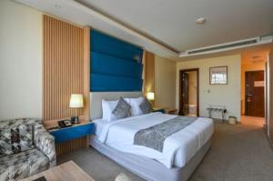 Una cama o camas en una habitación de Al Mansour Suites Hotel