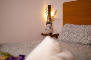 Postel nebo postele na pokoji v ubytování HOTEL BODEGA VERA DE ESTENAS