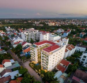 una vista aérea de una ciudad con edificios en Hoi An Blue Sky Boutique Hotel & Spa, en Hoi An