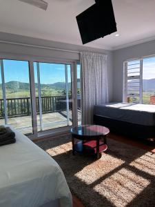 イースト・ロンドンにあるSky Holiday Houseのベッドルーム1室(ベッド2台付)、バルコニー(テレビ付)
