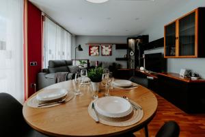 a table with plates and glasses on it in a living room at Logroño Premium Home in Logroño