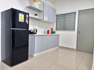 Kuhinja ili čajna kuhinja u objektu Seremban Pool View 5-6 pax Suite