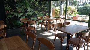 une rangée de tables et de chaises dans un restaurant dans l'établissement Les Jardins de L'Ocean - Climatisé, à Biscarrosse-Plage 24 autres photos