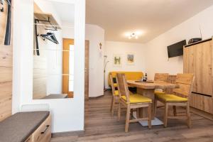 Una cocina y un comedor con mesa y sillas. en Ferienwohnung Josef Kracher, en Apetlon 14 fotos más