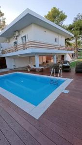 Bazén v ubytování House with a pool, 2' from the beach nebo v jeho okolí