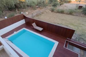 Bazén v ubytovaní House with a pool, 2' from the beach alebo v jeho blízkosti