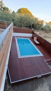 Bazén v ubytovaní House with a pool, 2' from the beach alebo v jeho blízkosti