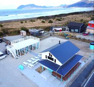 Itoshima糸島芥屋戸建的蓝色屋顶房屋的空中景致
