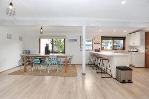 ティー・ガーデンズにあるTea Garden Waterfront Blissのテーブルと椅子のあるキッチンとダイニングルーム +24枚の写真