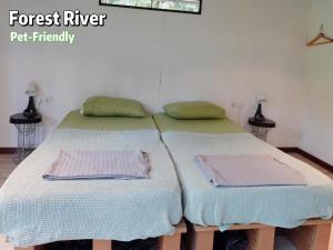 Postel nebo postele na pokoji v ubytování Gibbon Retreat Bentong
