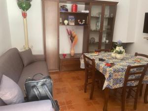 un soggiorno con un tavolo e un divano di Casa Noto Fiorita a Noto