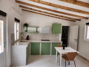 Η κουζίνα ή μικρή κουζίνα στο Stone house Vert