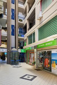 un centro commerciale vuoto con molti negozi al suo interno di VM CENTRAL STUDIO a Heraklion