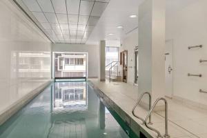 Πισίνα στο ή κοντά στο Lovely 1BR Apartment On Morphett with Pool & Wi-Fi +5 φωτογραφίες