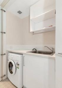 Η κουζίνα ή μικρή κουζίνα στο Lovely 1BR Apartment On Morphett with Pool & Wi-Fi