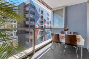 Μπαλκόνι ή βεράντα στο Lovely 1BR Apartment On Morphett with Pool & Wi-Fi