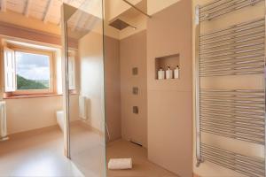 A bathroom at Mastrojanni Relais
