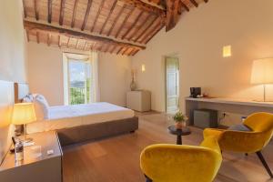 A bed or beds in a room at Mastrojanni Relais Még 37 kép