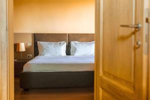 A bed or beds in a room at Mastrojanni Relais