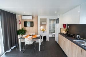 een keuken met een tafel en stoelen in een kamer bij Holiday Home Trend in Donji Zagon