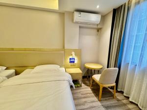 Postel nebo postele na pokoji v ubytování Guilin Tree Hotel