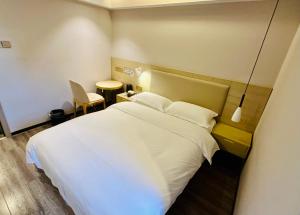 Postel nebo postele na pokoji v ubytování Guilin Tree Hotel
