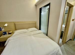 Postel nebo postele na pokoji v ubytování Guilin Tree Hotel