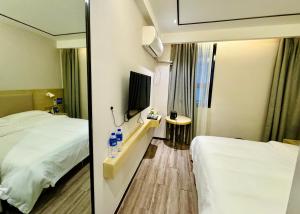 Postel nebo postele na pokoji v ubytování Guilin Tree Hotel