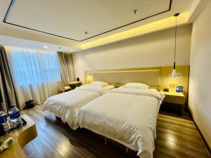 Postel nebo postele na pokoji v ubytování Guilin Tree Hotel