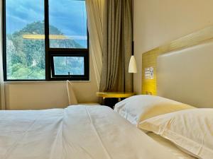 Postel nebo postele na pokoji v ubytování Guilin Tree Hotel