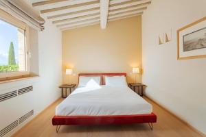 A bed or beds in a room at Mastrojanni Relais