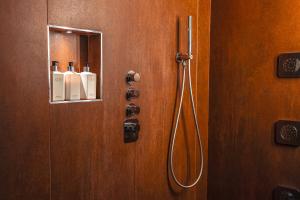 A bathroom at Mastrojanni Relais