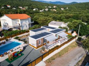 een luchtfoto van een huis met een zwembad bij Holiday Home Trend in Donji Zagon