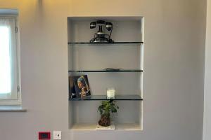 a shelf in a wall with a plant in it at Casa Contessa nel Cuore di un Borgo Antico in Bergamo