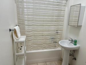 Ванная комната в Downtown Portland Cozy Studio