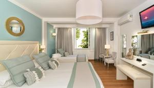 a hotel room with a bed and a living room at Raffaelli Park Hotel in Forte dei Marmi