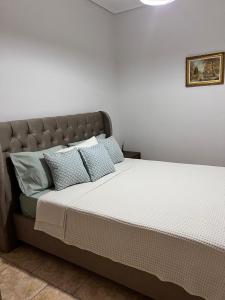 A bed or beds in a room at KONTIS' Luxury Detached house near the sea