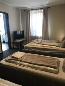 Łóżko lub łóżka w pokoju w obiekcie 4 hálószobás Pihenj Meg Vendégház