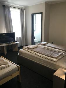 Łóżko lub łóżka w pokoju w obiekcie 4 hálószobás Pihenj Meg Vendégház