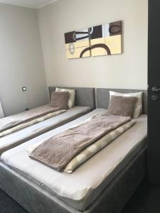 Łóżko lub łóżka w pokoju w obiekcie 4 hálószobás Pihenj Meg Vendégház