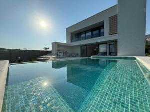 Πισίνα στο ή κοντά στο Villa Nikandra - A designer's dream -